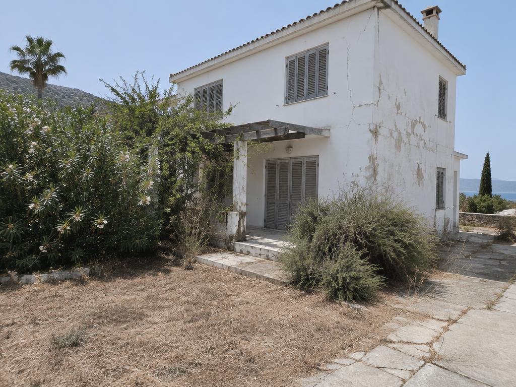 Villa exterior before renovation (visual example)