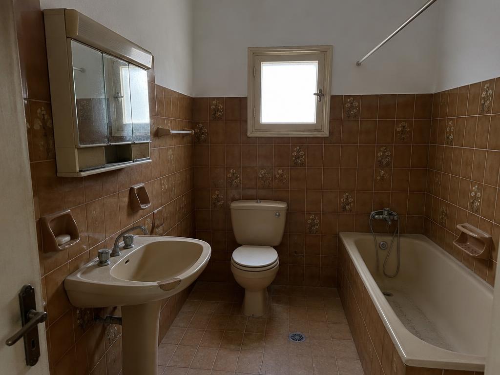 Bathroom before renovation (visual example)