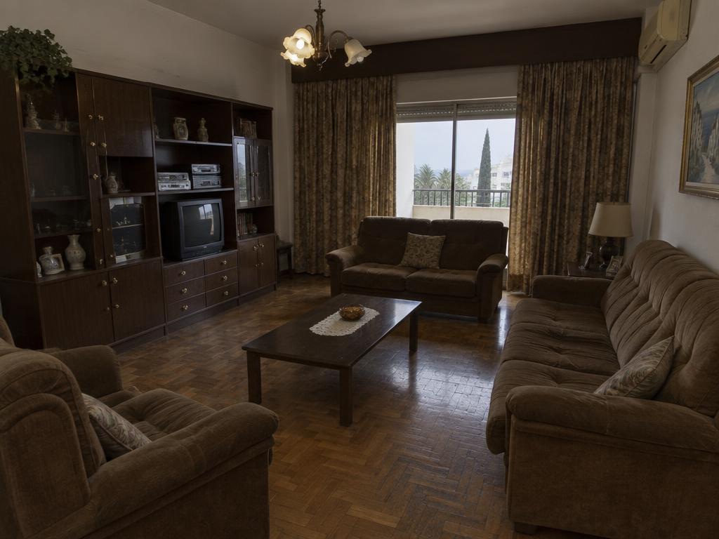 Living room before renovation (visual example)